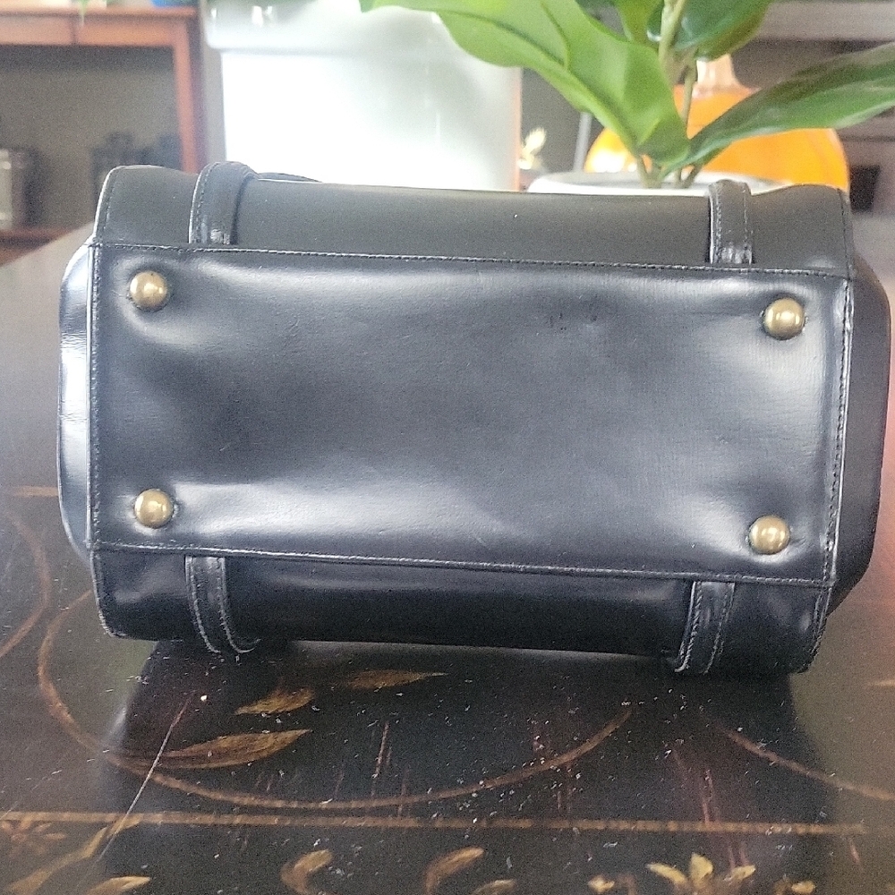 Elegant Black Leather Handbag - Picture 3 of 4